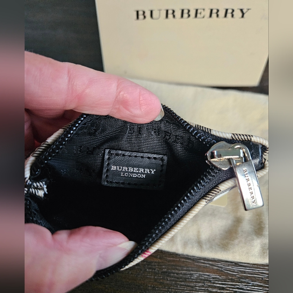 Burberry Nova Check Coin/Cardholder - Picture 4 of 10